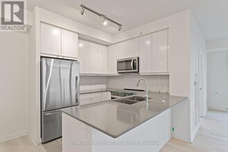 3260 Sheppard Ave E in Toronto, ON - Building Photo - Building Photo