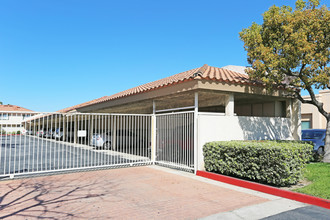 South Court Apartments in Costa Mesa, CA - Building Photo - Building Photo