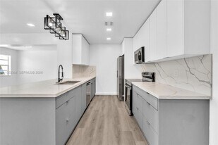 7041 Raleigh St in Hollywood, FL - Building Photo