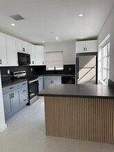 1058 SW 2nd St in Hallandale Beach, FL - Foto de edificio - Building Photo