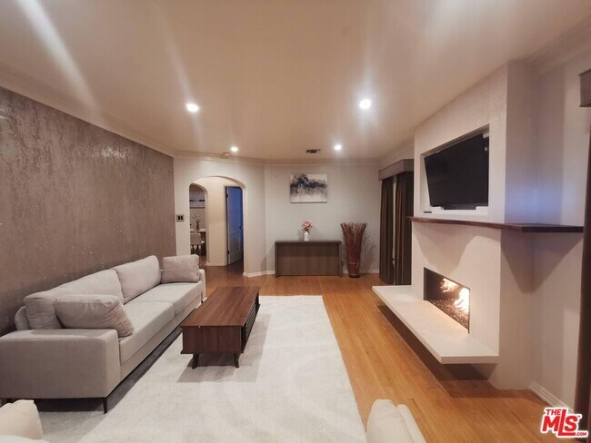 1835 S Sherbourne Dr in Los Angeles, CA - Building Photo - Building Photo