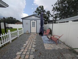 1002 Kirkland Dr in Tampa, FL - Building Photo