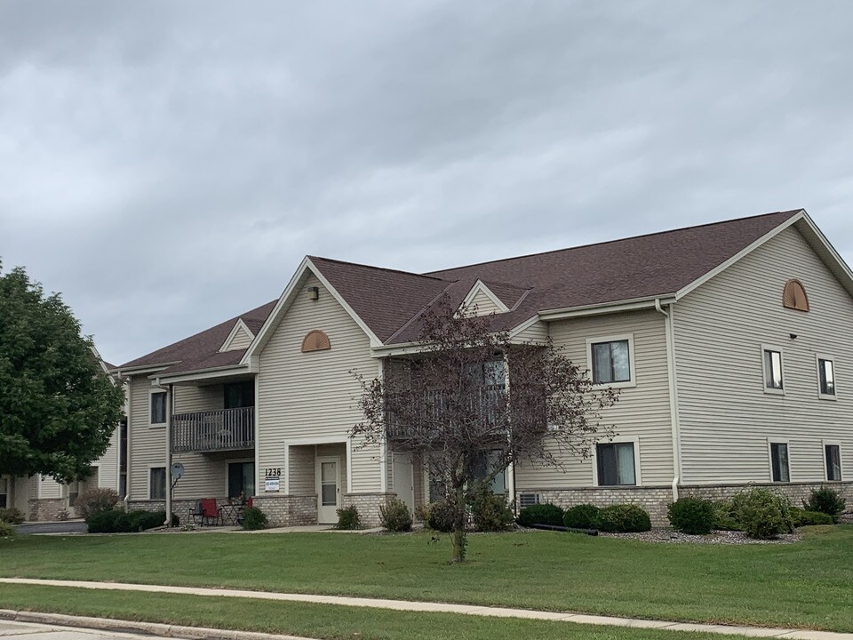 1215 Bear Pass, Unit 1 in Mukwonago, WI - Building Photo