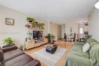 1300 Lincoln Rd, Unit B402 in Miami Beach, FL - Foto de edificio - Building Photo