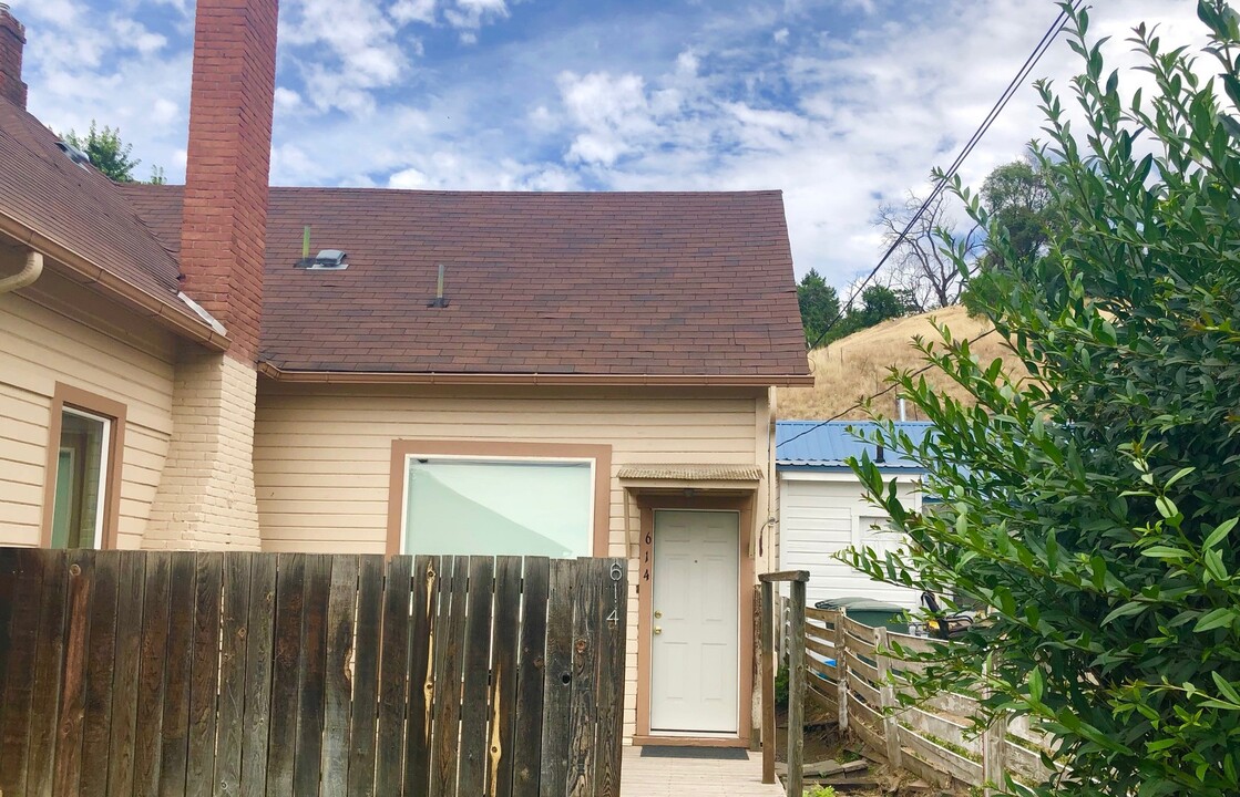 614 S Main St in Pendleton, OR - Building Photo