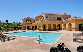 RiverEdge Terrace* in San Diego, CA - Foto de edificio - Building Photo