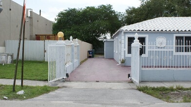 2240 NW 90th St, Unit 1 Studio in Miami, FL - Building Photo - Building Photo