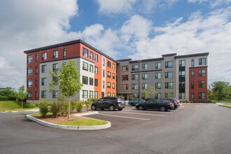 303 Market St in South Burlington, VT - Foto de edificio - Building Photo