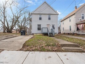 812 Kling St in Akron, OH - Building Photo