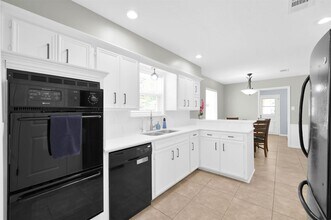 223 Birchwood Dr in Spring, TX - Foto de edificio - Building Photo