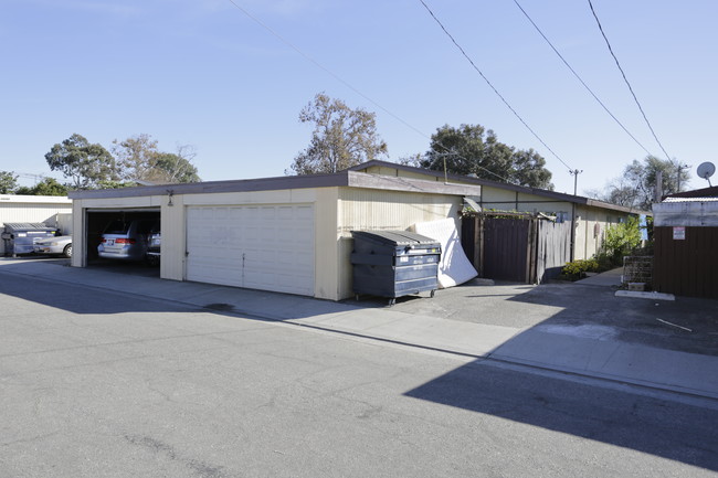 14742 Bushard St in Westminster, CA - Foto de edificio - Building Photo