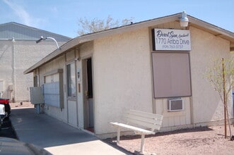Desert Sun Apartments in Bullhead City, AZ - Foto de edificio - Building Photo