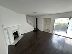 18550 Hatteras St in Tarzana, CA - Building Photo - Building Photo