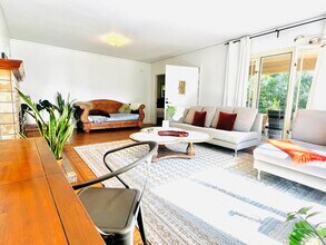 627 Tularosa Dr in Los Angeles, CA - Foto de edificio - Building Photo