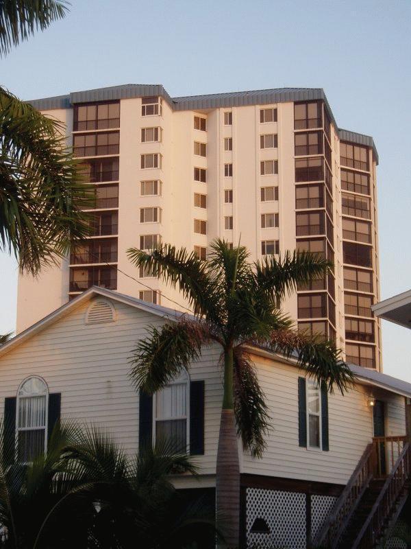 Ocean Harbor Condominiums in Ft. Myers, FL - Building Photo - Building Photo