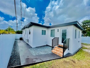 3915 SW 68th Ave in Miami, FL - Building Photo - Building Photo