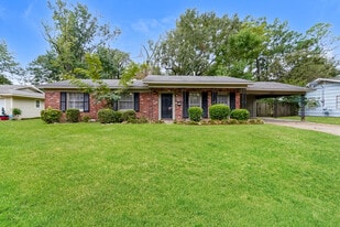 1527 Springridge Dr in Jackson, MS - Building Photo