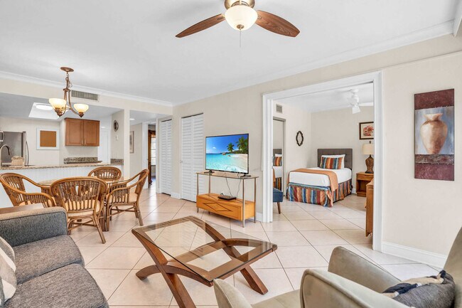 600 Neapolitan Way in Naples, FL - Foto de edificio - Building Photo