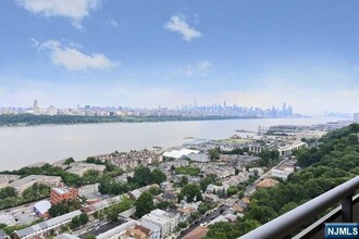 100 Carlyle Dr in Cliffside Park, NJ - Building Photo - Building Photo