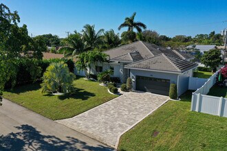 875 SE 13th Ave in Deerfield Beach, FL - Building Photo - Building Photo