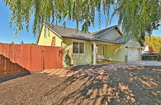 1548 Inverness Dr in Medford, OR - Building Photo - Building Photo