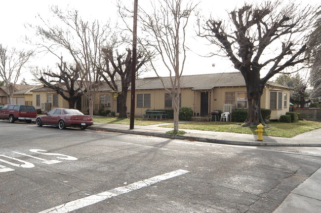 587-595 W Magnolia Ave in San Bernardino, CA - Foto de edificio - Building Photo