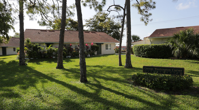 George Washington Carver Apartments in Naples, FL - Foto de edificio - Building Photo