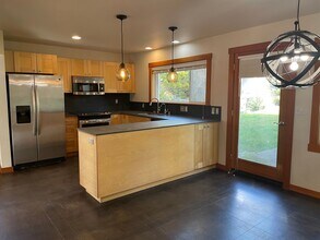 1273 S Halsey Dr in Coupeville, WA - Building Photo - Building Photo