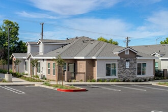 Cirby Creek Senior Apartments in Roseville, CA - Foto de edificio - Building Photo