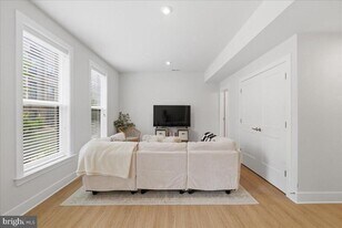 2315 Liberty Lp in Herndon, VA - Building Photo