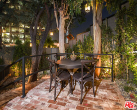 8555 W Sunset Blvd in West Hollywood, CA - Building Photo - Building Photo