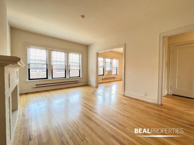 1319 Oak Ave in Evanston, IL - Foto de edificio - Building Photo