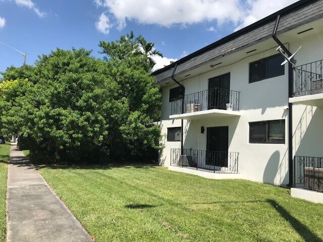17150 Building in North Miami Beach, FL - Building Photo