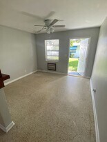 711 Gotham Ct in West Palm Beach, FL - Building Photo