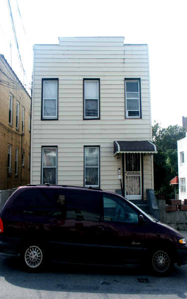 844 E 214th St in Bronx, NY - Building Photo