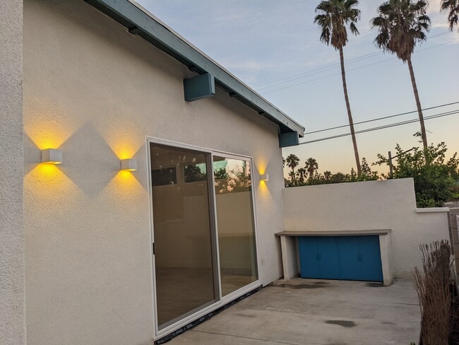 17049 Labrador St in Northridge, CA - Foto de edificio - Building Photo