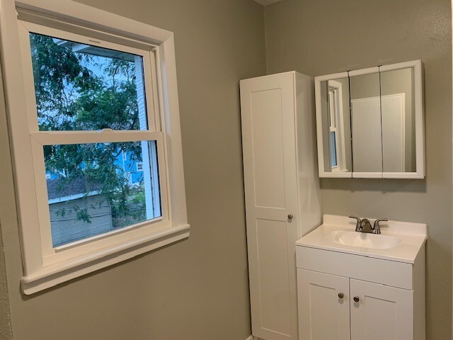 408 B Ave NW, Unit 1 in Cedar Rapids, IA - Foto de edificio - Building Photo