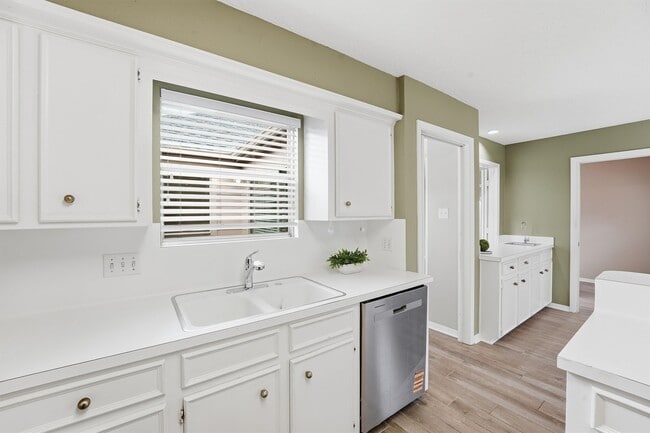 property at 2513 Country Club Blvd