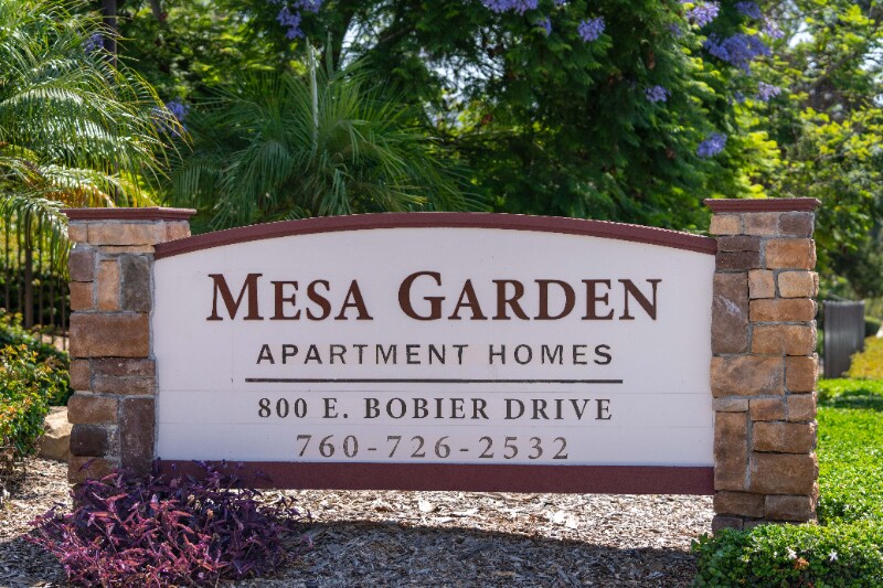 800 E Bobier Dr in Vista, CA - Building Photo