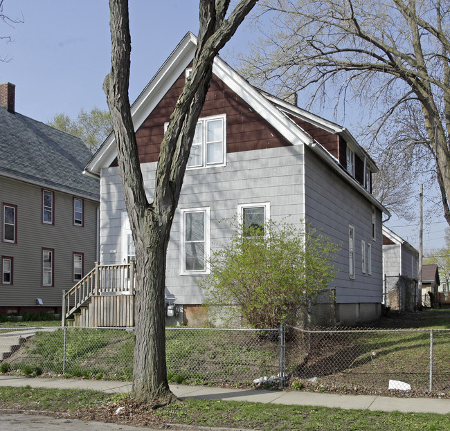 2615-2617 N Pierce St in Milwaukee, WI - Foto de edificio - Building Photo