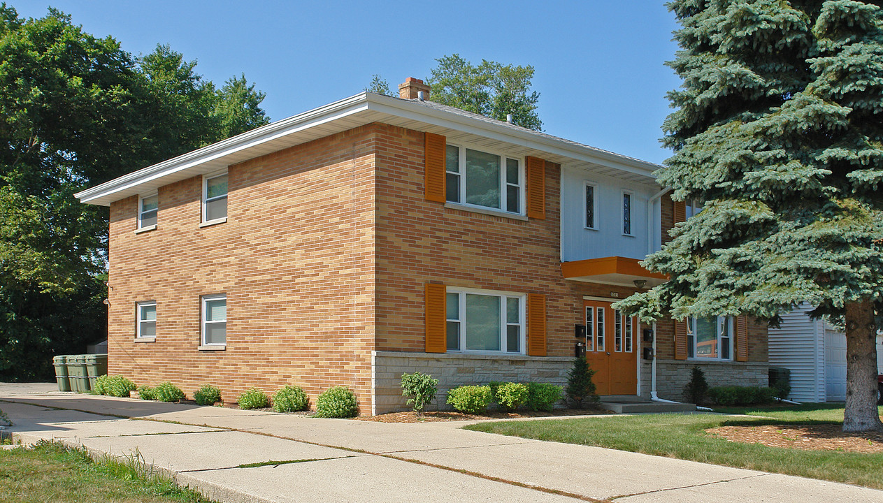 8315 W Oklahoma Ave in Milwaukee, WI - Building Photo