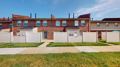 Roseland Townhomes in Hampton, VA - Building Photo - Building Photo