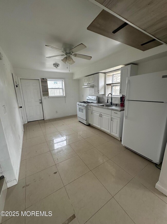 24 Beachway Ave in Keansburg, NJ - Building Photo - Building Photo