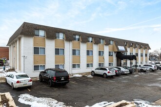 Bentley Place in Topeka, KS - Foto de edificio - Building Photo