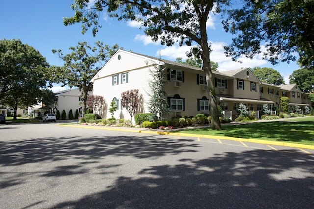 Fairfield Country Club Gardens in East Islip, NY - Building Photo - Building Photo