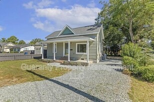 713 E Divine St in Dunn, NC - Building Photo