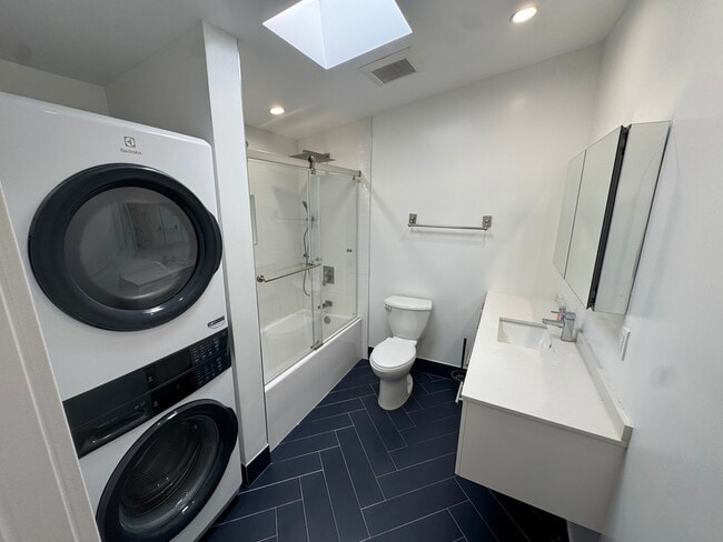 6439 1/2 Graves Ave in Van Nuys, CA - Foto de edificio - Building Photo