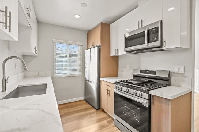 1352 W 36th St