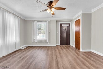 5422 Grasmere Ave in Maple Heights, OH - Foto de edificio - Building Photo