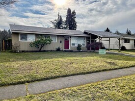 12244 NE Stanton St in Portland, OR - Building Photo